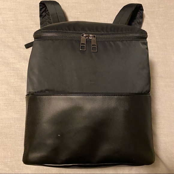 SOLD (145$) Lululemon spring fling backpack - Picture 2 of 16